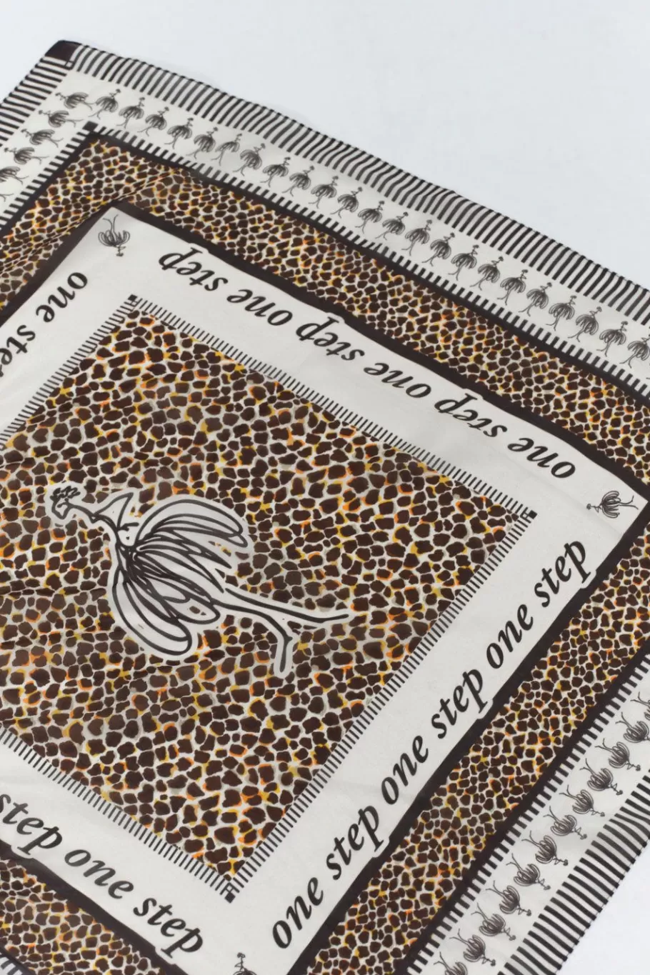 One Step Echarpes Et Foulards^Abrams - Carre Beige Soie Imprime Mix Mini Girafon Et Danseuses