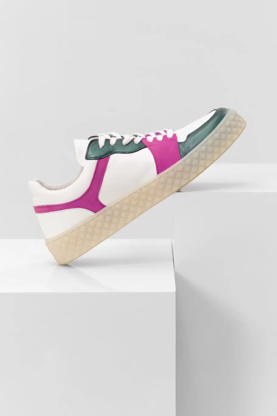 One Step Chaussures^O.Limbo - Sneakers Basses Blanches En Cuir Avec Decoupes Vert Metallise Et Violine