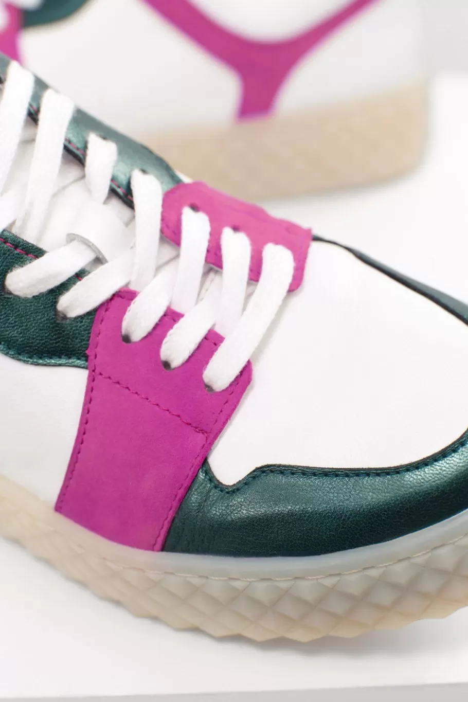 One Step Chaussures^O.Limbo - Sneakers Basses Blanches En Cuir Avec Decoupes Vert Metallise Et Violine