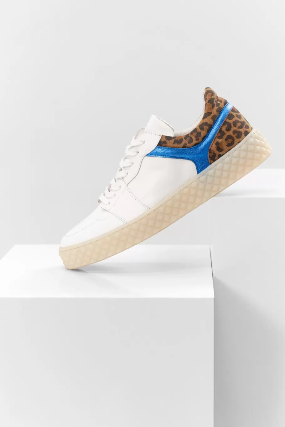 One Step Chaussures^O.Olivia - Sneakers Basses Blanches En Cuir Avec Decoupes Bleu Metallise Et Motif Leopard