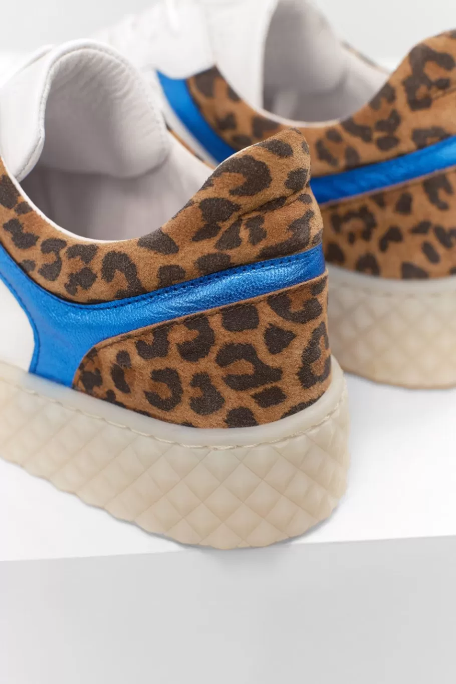 One Step Chaussures^O.Olivia - Sneakers Basses Blanches En Cuir Avec Decoupes Bleu Metallise Et Motif Leopard