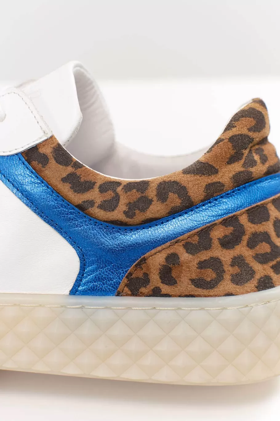 One Step Chaussures^O.Olivia - Sneakers Basses Blanches En Cuir Avec Decoupes Bleu Metallise Et Motif Leopard